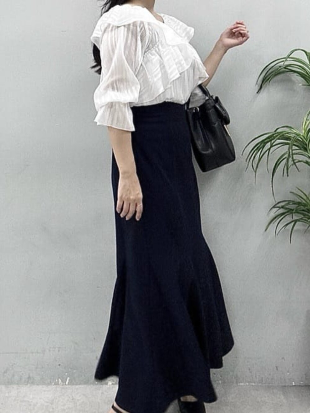 ホワイト系のシャツ/ブラウスを着用したレディースの春コーディネートの2枚目の写真