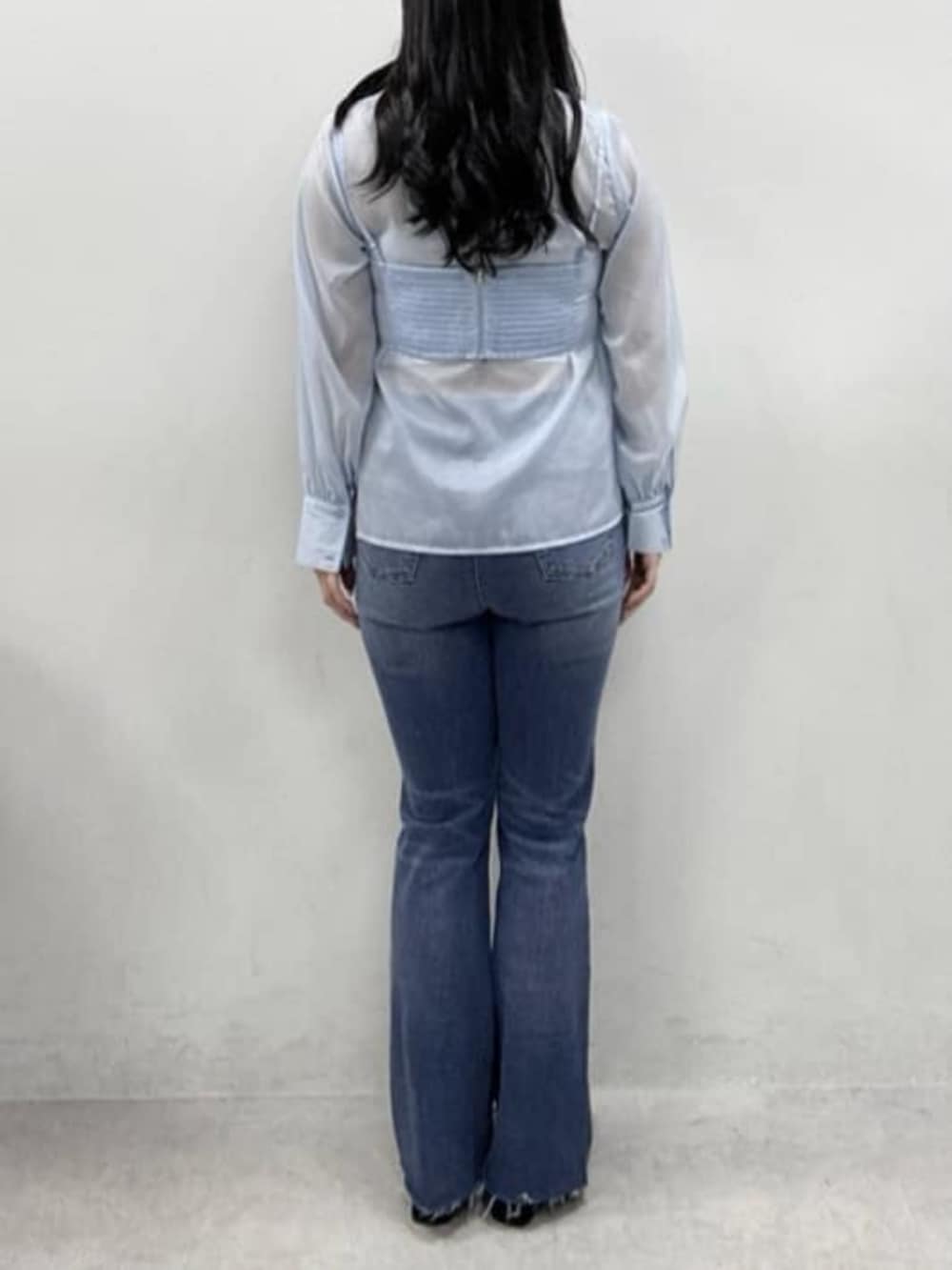 ブルー系のデニムパンツ、ブラック系のその他シューズ、ブルー系のシャツ/ブラウスを着用したレディースの冬コーディネートの3枚目の写真