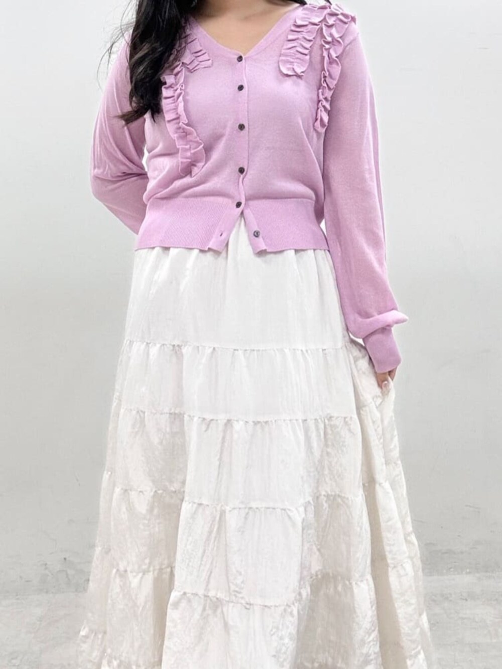 ホワイト系のスカート、ピンク系のカーディガン/ボレロを着用したレディースの冬コーディネートの4枚目の写真