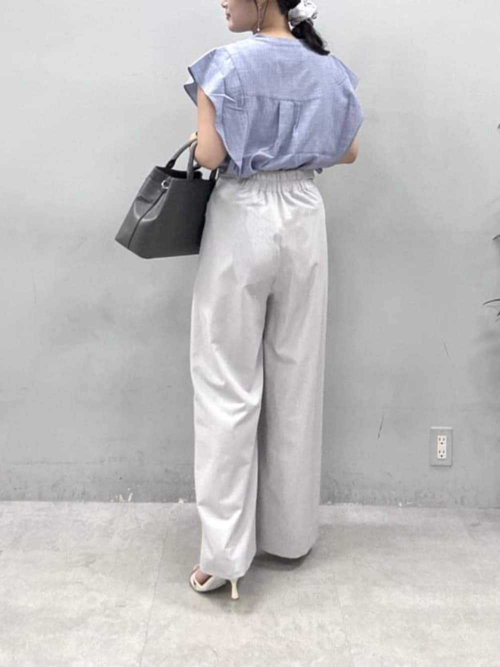 グレー系のその他パンツ、ブルー系のシャツ/ブラウスを着用したレディースの夏コーディネートの2枚目の写真