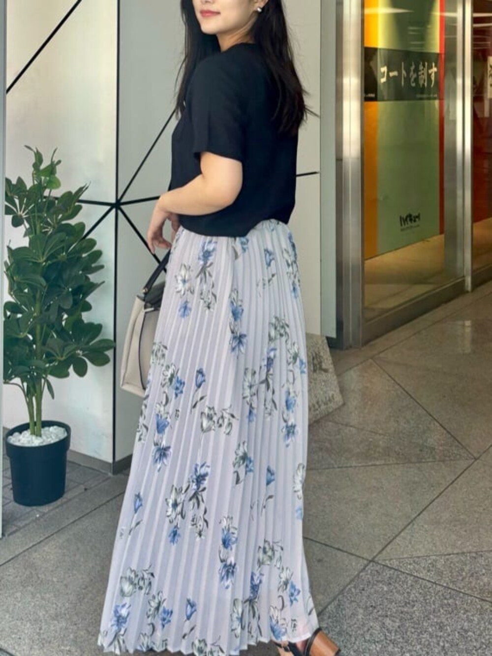 ブルー系のTシャツ/カットソー、ベージュ系のスカートを着用したレディースの夏コーディネートの4枚目の写真