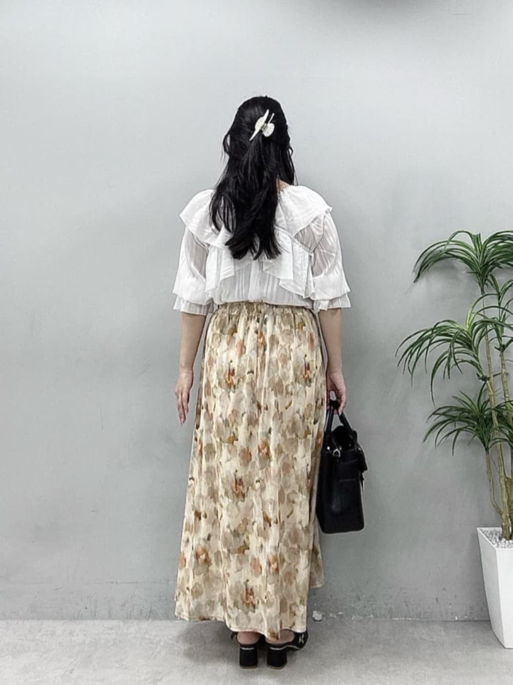 ホワイト系のシャツ/ブラウス、ベージュ系のスカートを着用したレディースの春コーディネートの3枚目の写真