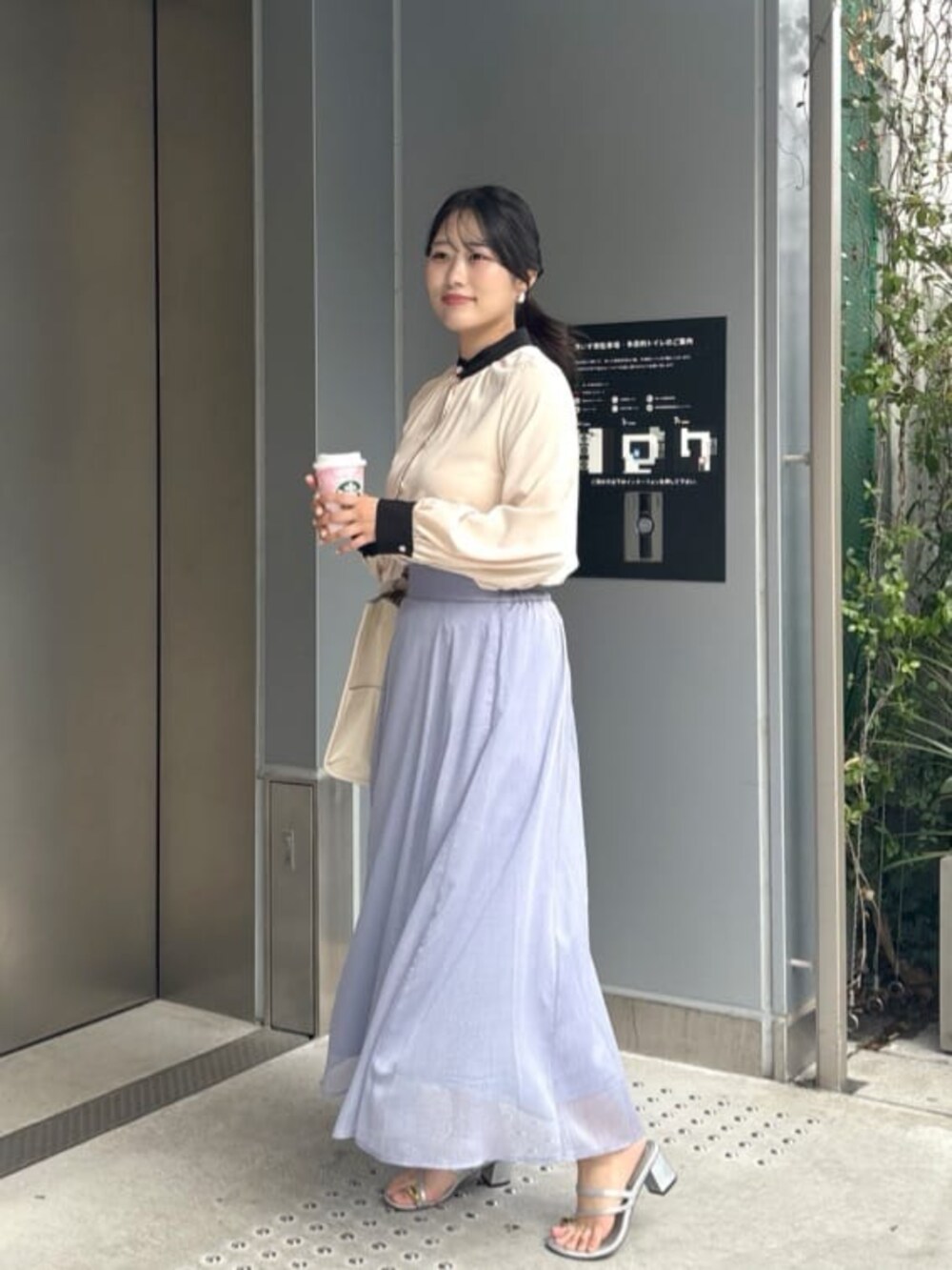 ホワイト系のシャツ/ブラウスを着用したレディースの秋コーディネートの3枚目の写真
