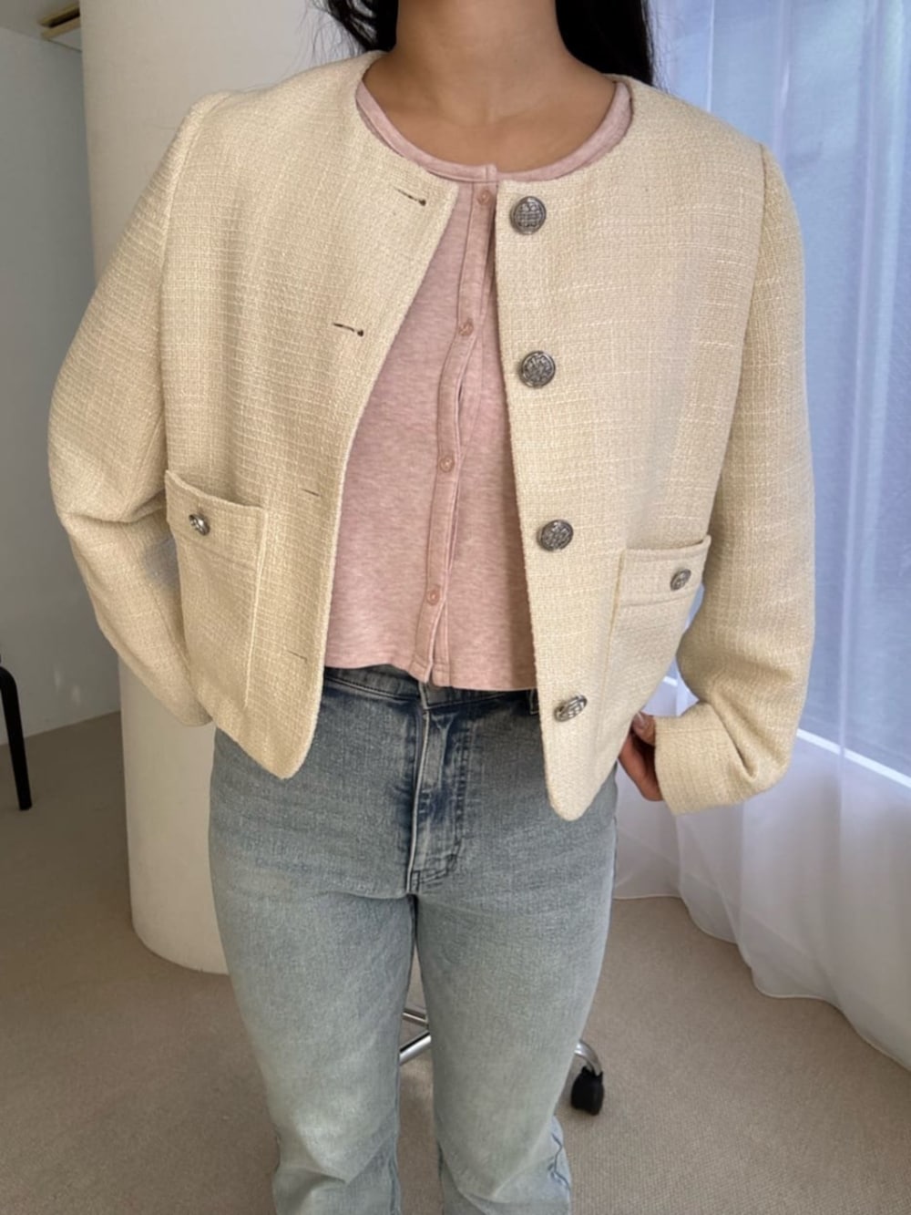 ブルー系のデニムパンツ、ピンク系のカーディガン/ボレロを着用したレディースの冬コーディネートの2枚目の写真