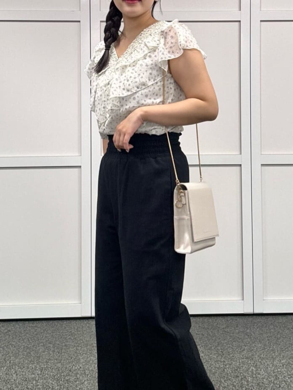 ブラック系のその他パンツ、その他のシャツ/ブラウスを着用したレディースの夏コーディネートの5枚目の写真