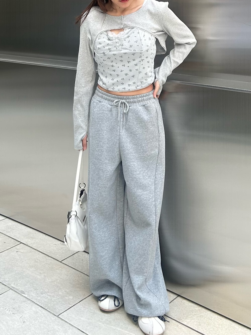 グレー系のTシャツ/カットソーを着用したレディースの春コーディネートの4枚目の写真