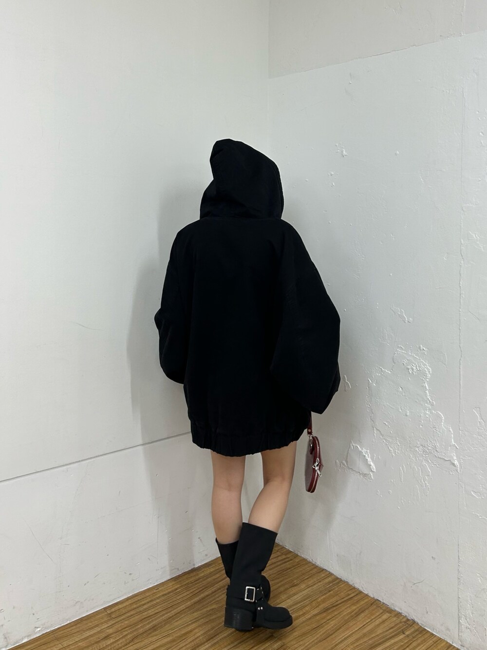 ブラック系のブルゾン、ブラック系のブーツを着用したレディースの秋コーディネートの2枚目の写真