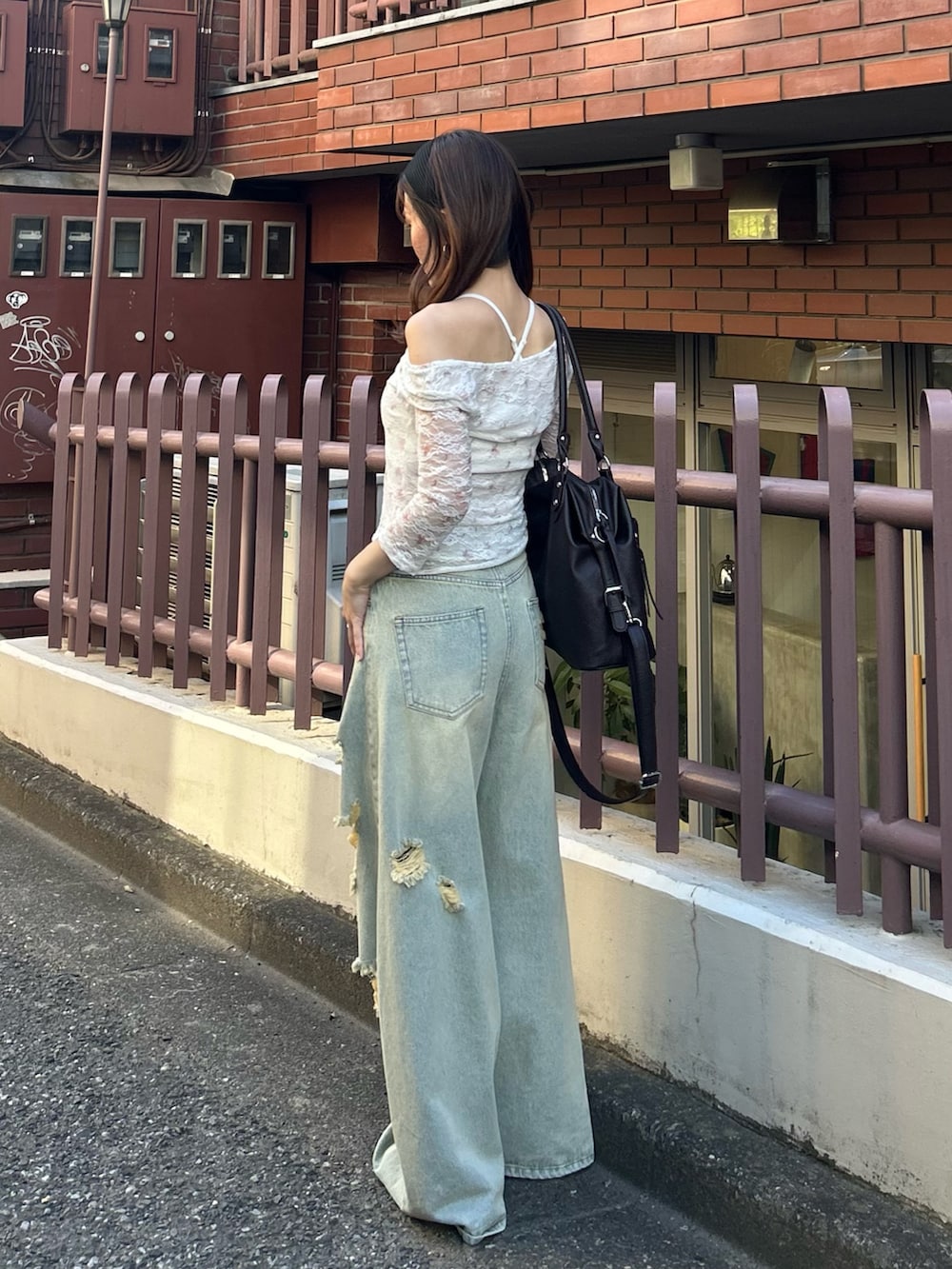 ホワイト系のTシャツ/カットソー、ブルー系のデニムパンツ、ブラウン系のショルダーバッグを着用したレディースの夏コーディネートの2枚目の写真