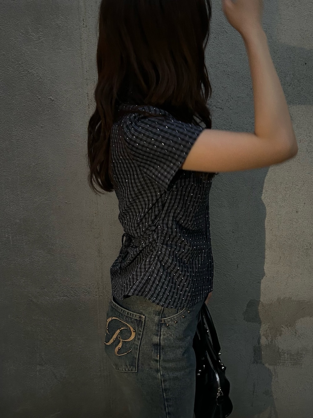 グレー系のシャツ/ブラウス、ブルー系のデニムパンツ、ブラック系のショルダーバッグを着用したレディースの春コーディネートの4枚目の写真