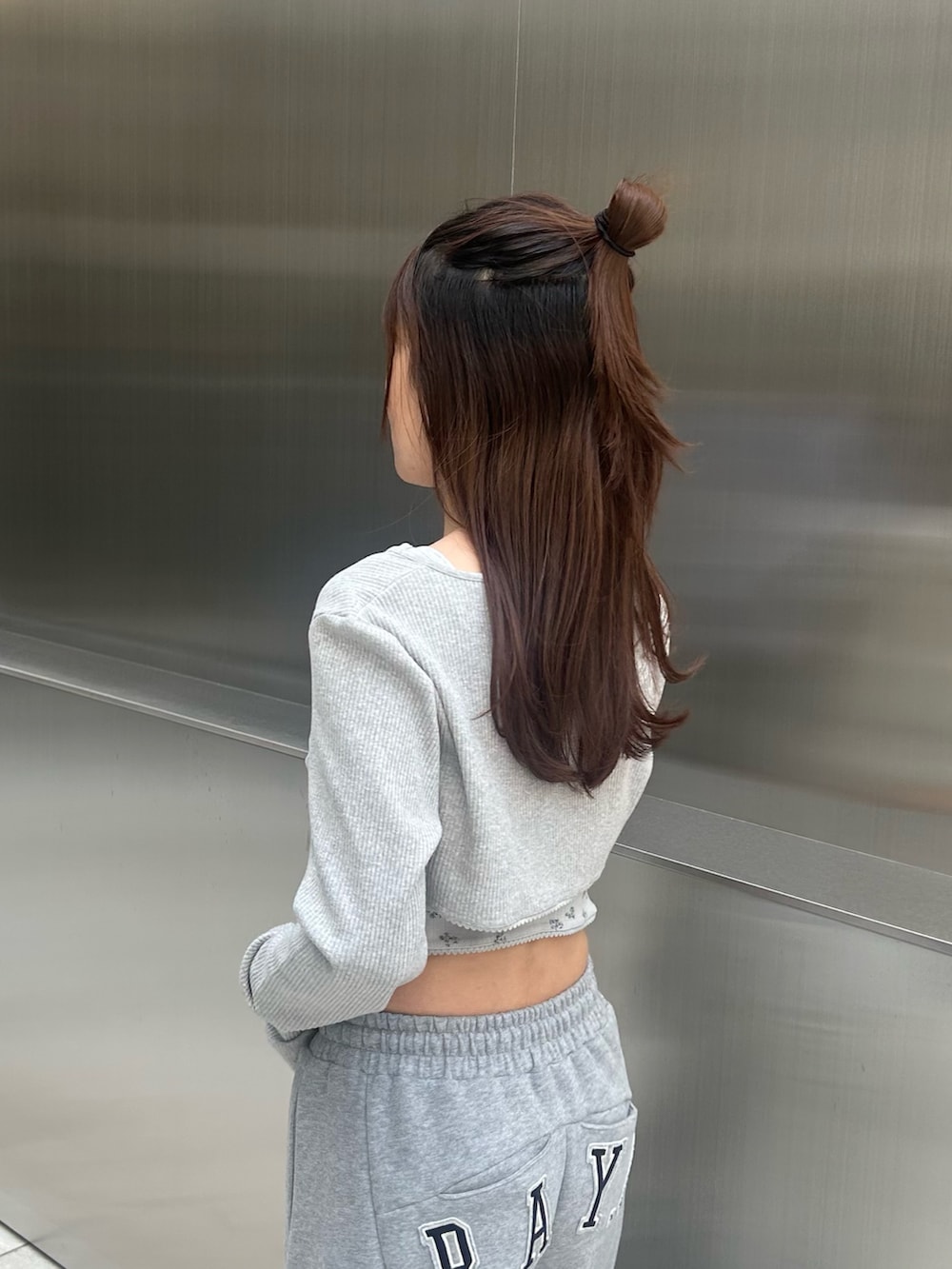 グレー系のTシャツ/カットソーを着用したレディースの春コーディネートの3枚目の写真