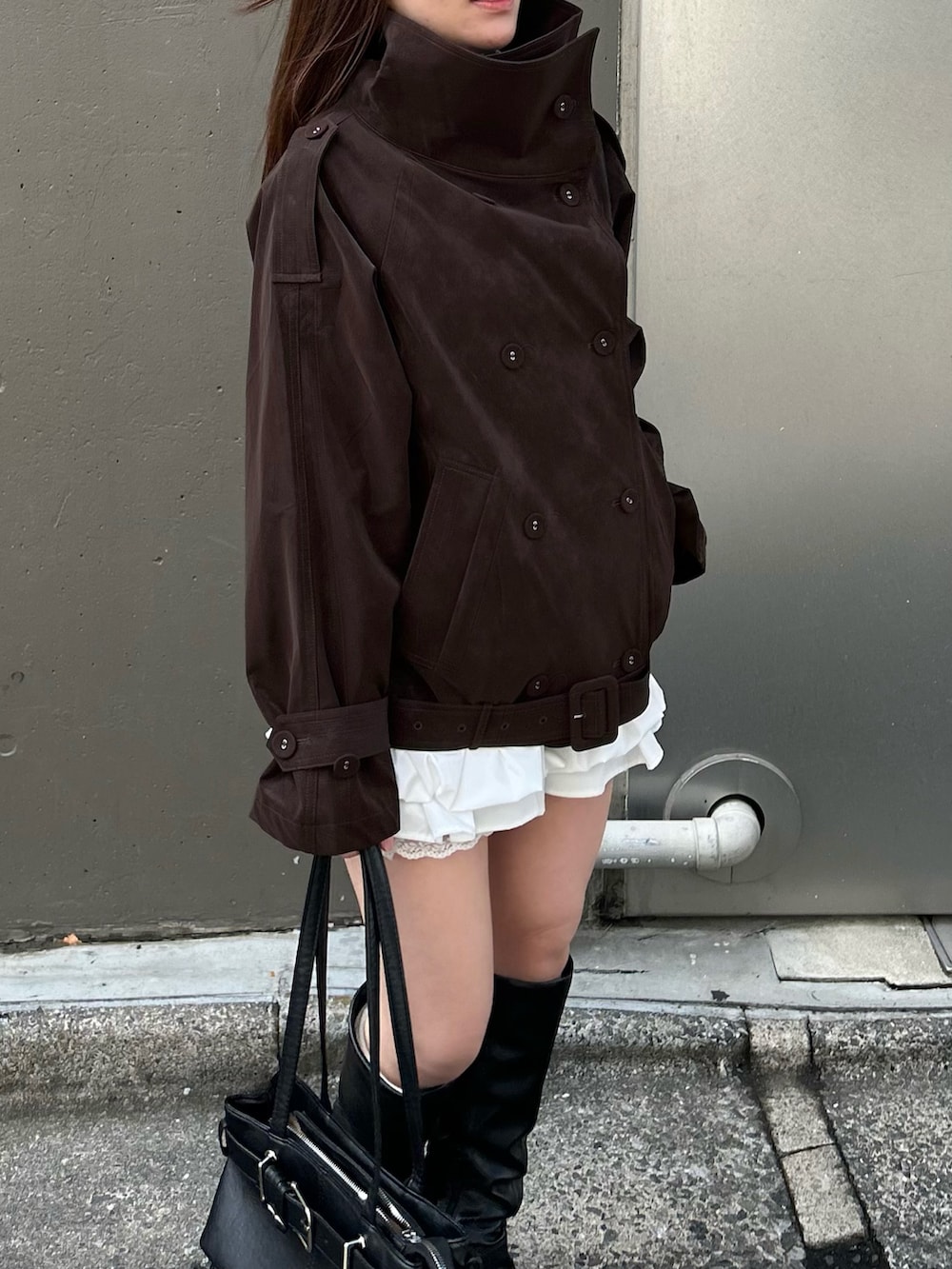 ブラウン系のトレンチコートを着用したレディースの春コーディネートの4枚目の写真