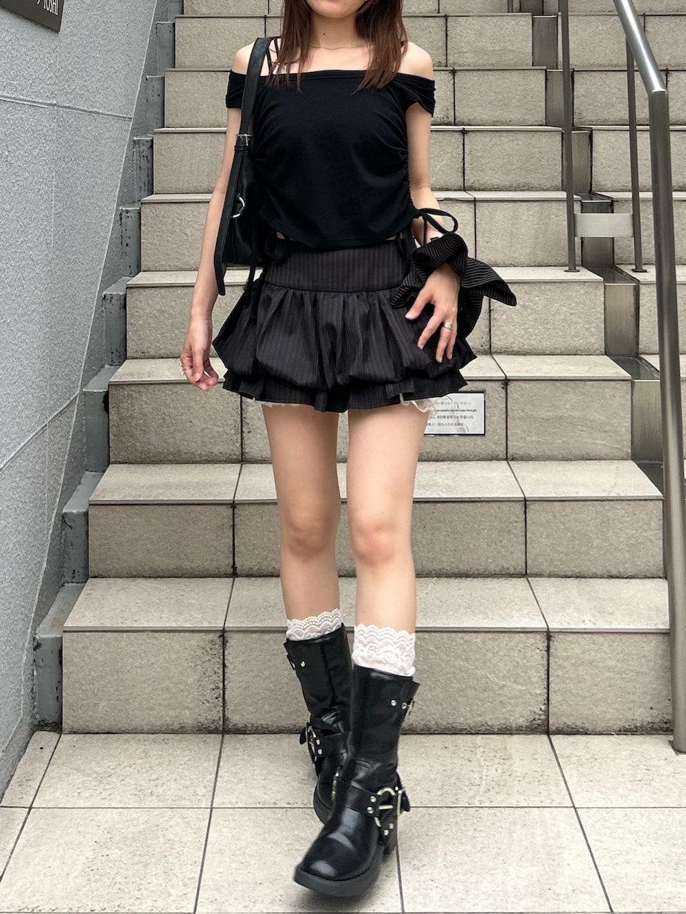 ブラック系のTシャツ/カットソー、ブラック系のスカート、ブラック系のシュシュを着用したレディースの夏コーディネートの6枚目の写真