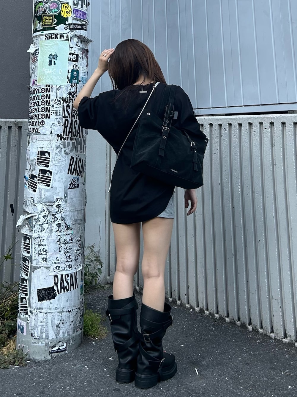 ブラック系のTシャツ/カットソー、ブラック系のサンダル、グレー系のその他パンツを着用したレディースの春コーディネートの4枚目の写真