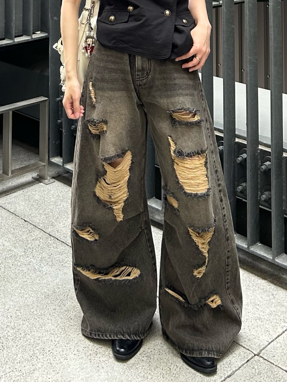 ブラック系のシャツ/ブラウス、グレー系のデニムパンツ、ブラック系のシャツ/ブラウスを着用したレディースの夏コーディネートの5枚目の写真