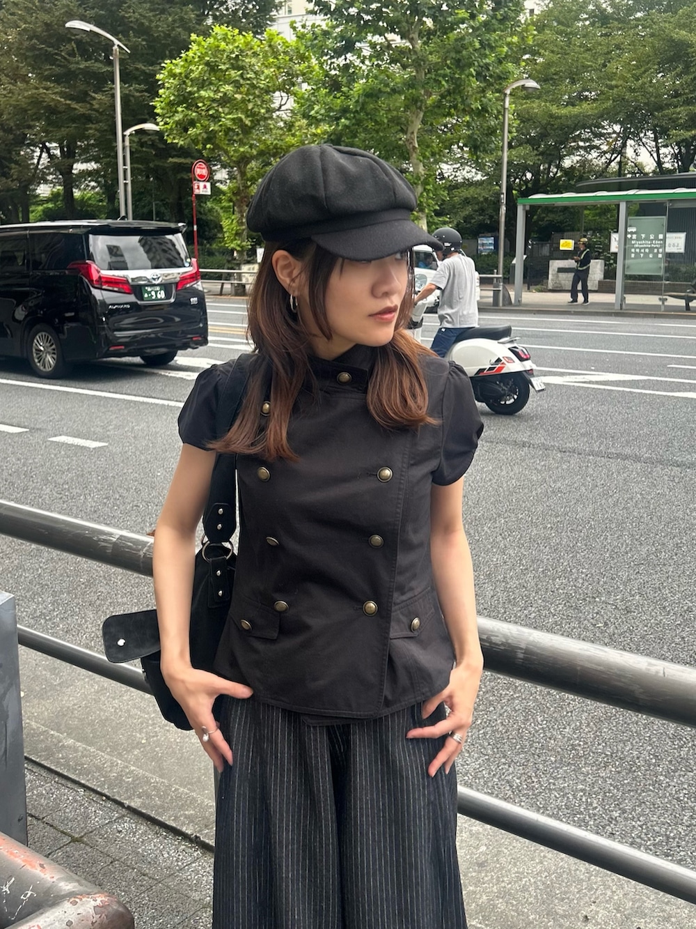 ブラック系のシャツ/ブラウス、ブルー系のデニムパンツ、ブラック系のキャスケットを着用したレディースの秋コーディネートの4枚目の写真