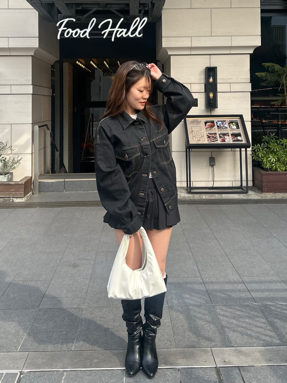 ブラック系のデニムジャケットを着用したレディースの冬コーディネートの4枚目の写真