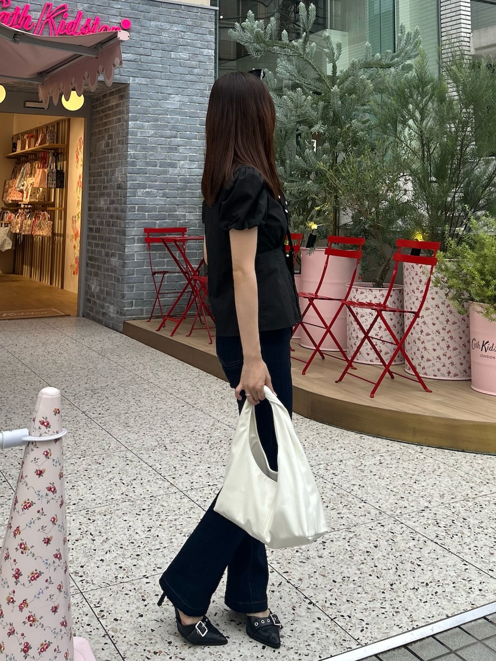 ブラック系のシャツ/ブラウスを着用したレディースの夏コーディネートの2枚目の写真