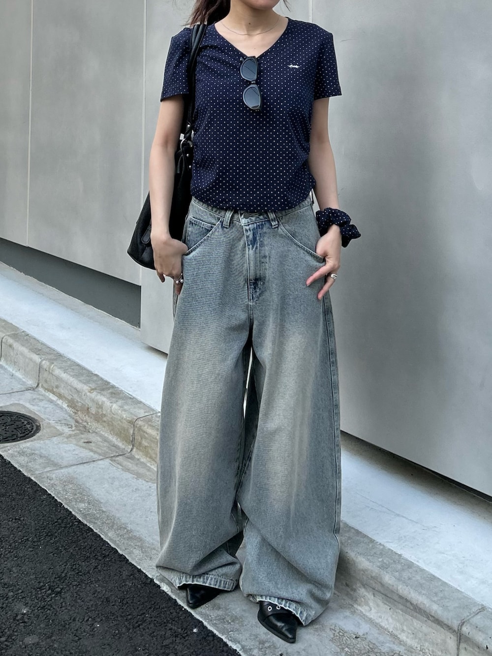 ブルー系のTシャツ/カットソー、ブルー系のデニムパンツを着用したレディースの春コーディネートの7枚目の写真