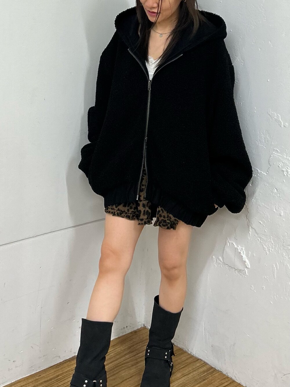 ブラック系のブルゾン、ブラック系のブーツを着用したレディースの秋コーディネートの6枚目の写真