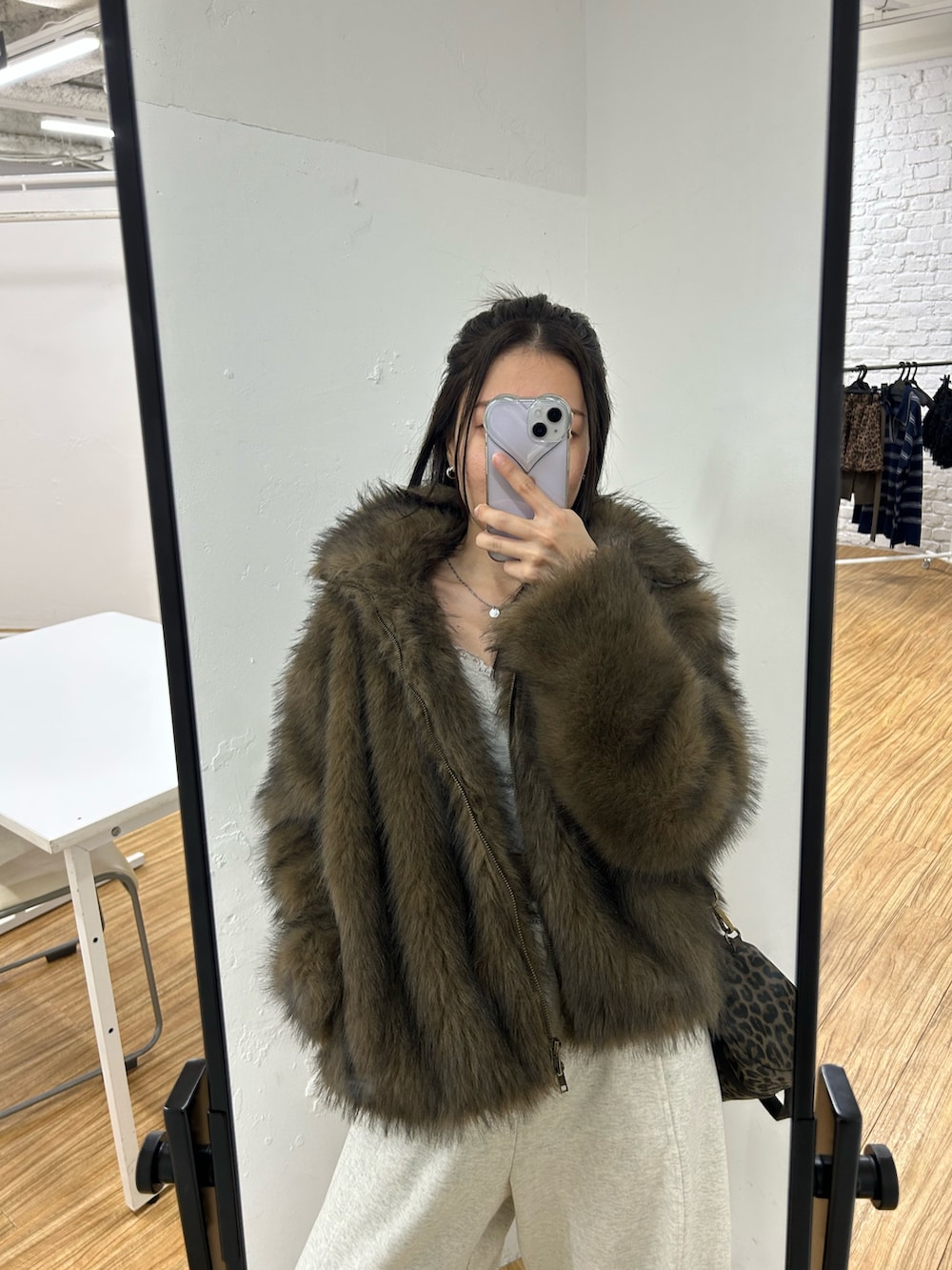 ホワイト系のスウェットパンツ、ブラック系のその他シューズ、ベージュ系のブルゾンを着用したレディースの秋コーディネートの5枚目の写真