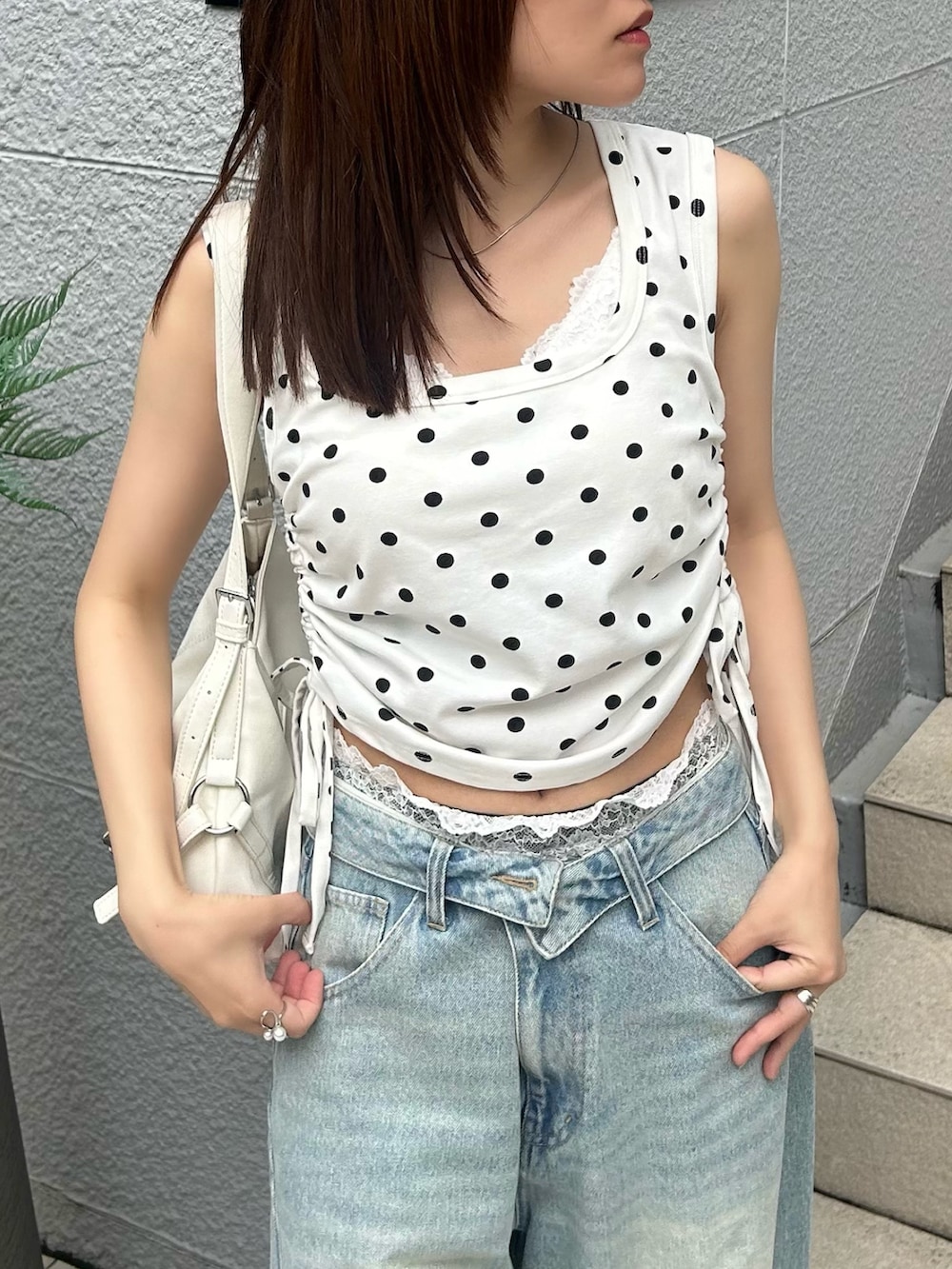 ホワイト系のTシャツ/カットソー、ホワイト系のショルダーバッグ、ブラック系のその他パンツを着用したレディースの夏コーディネートの4枚目の写真