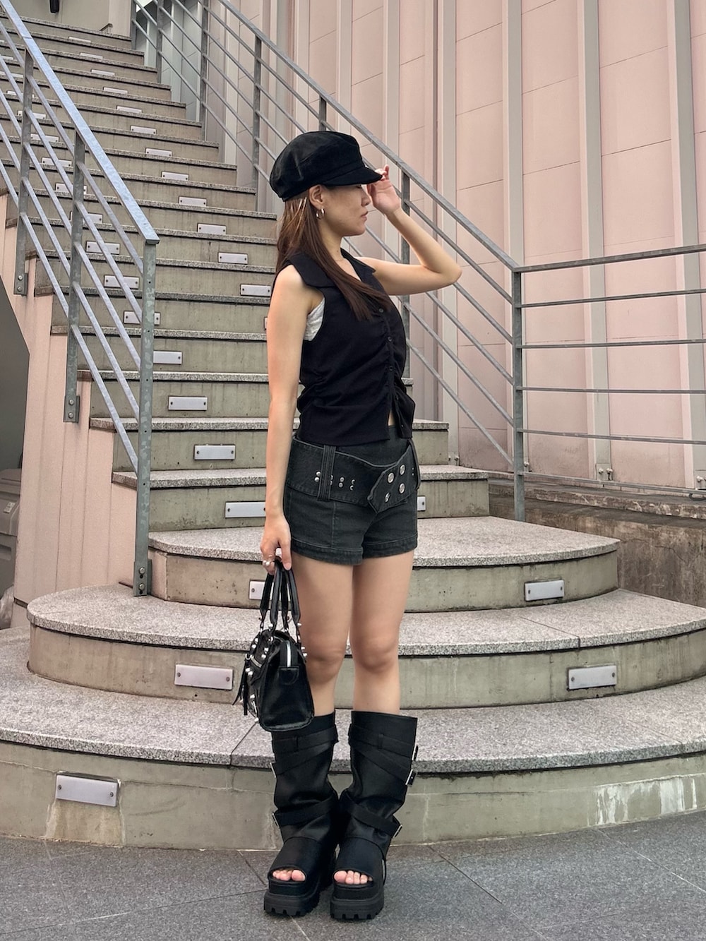 ブラック系のシャツ/ブラウス、ブラック系のその他パンツ、ブラック系のサンダルを着用したレディースの春コーディネートの3枚目の写真