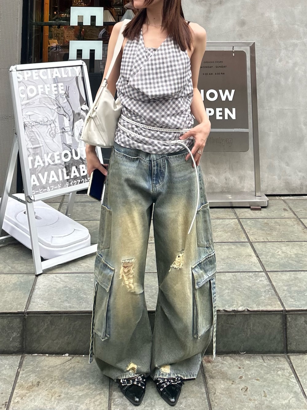 ブルー系のシャツ/ブラウス、ブルー系のデニムパンツ、ブラック系のサンダルを着用したレディースの夏コーディネートの4枚目の写真