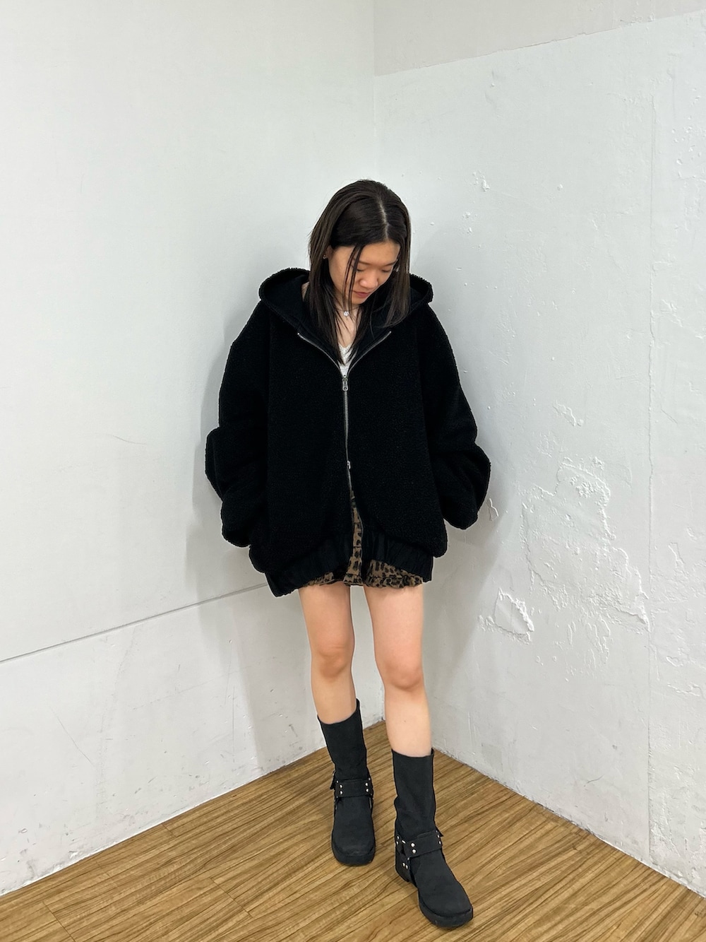 ブラック系のブルゾン、ブラック系のブーツを着用したレディースの秋コーディネートの5枚目の写真