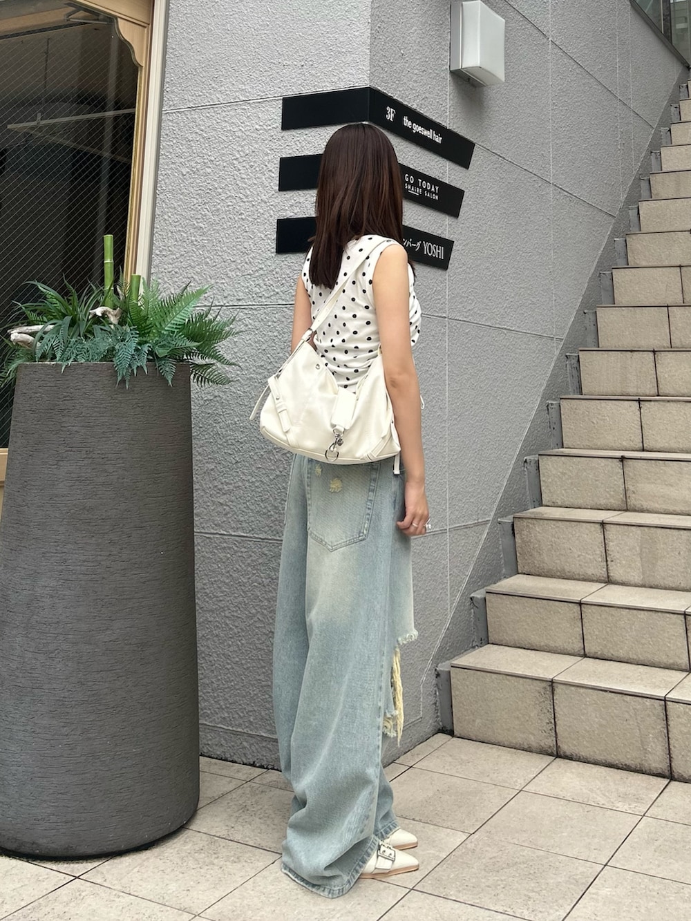 ホワイト系のTシャツ/カットソー、ホワイト系のショルダーバッグ、ブラック系のその他パンツを着用したレディースの夏コーディネートの2枚目の写真