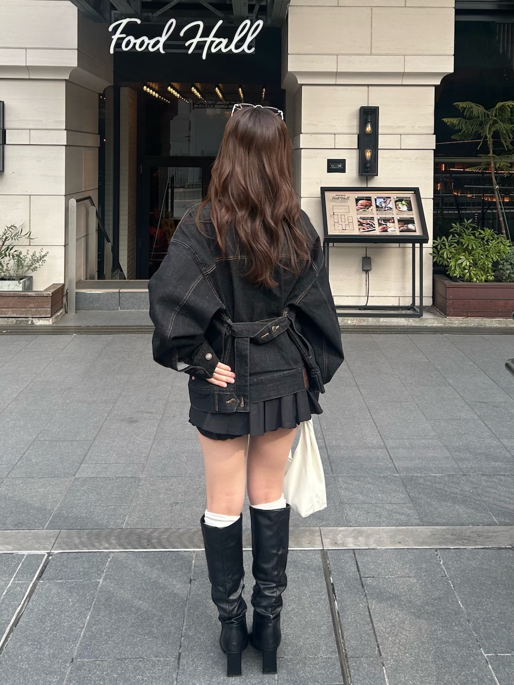 ブラック系のデニムジャケットを着用したレディースの冬コーディネートの2枚目の写真