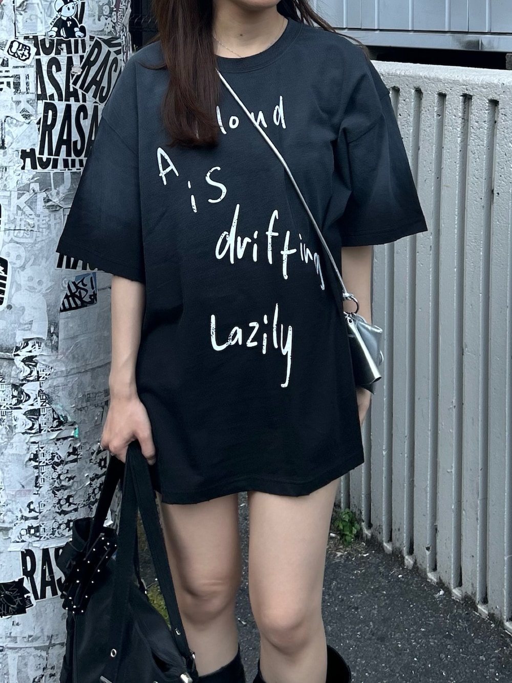 ブラック系のTシャツ/カットソー、ブラック系のサンダル、グレー系のその他パンツを着用したレディースの春コーディネートの6枚目の写真