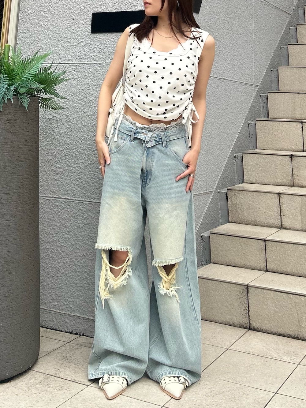ホワイト系のTシャツ/カットソー、ホワイト系のショルダーバッグ、ブラック系のその他パンツを着用したレディースの夏コーディネートの3枚目の写真