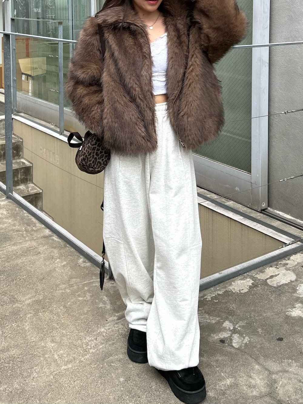 ホワイト系のスウェットパンツ、ブラック系のその他シューズ、ベージュ系のブルゾンを着用したレディースの秋コーディネートの3枚目の写真