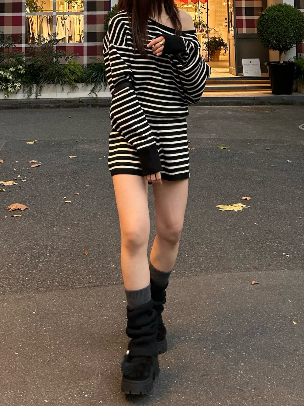 ブラック系のニット/セーター、ブラック系のその他パンツ、ブラック系のバックパック/リュックを着用したレディースの秋コーディネートの2枚目の写真