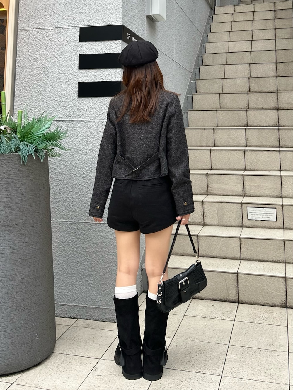 ブラック系のノーカラージャケット、ブラック系のその他パンツ、ブラック系のショルダーバッグを着用したレディースの秋コーディネートの3枚目の写真