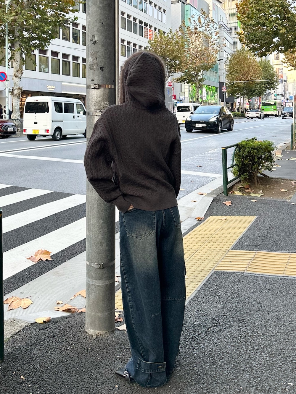 グレー系のパーカー、ブルー系のデニムパンツを着用したレディースの冬コーディネートの2枚目の写真