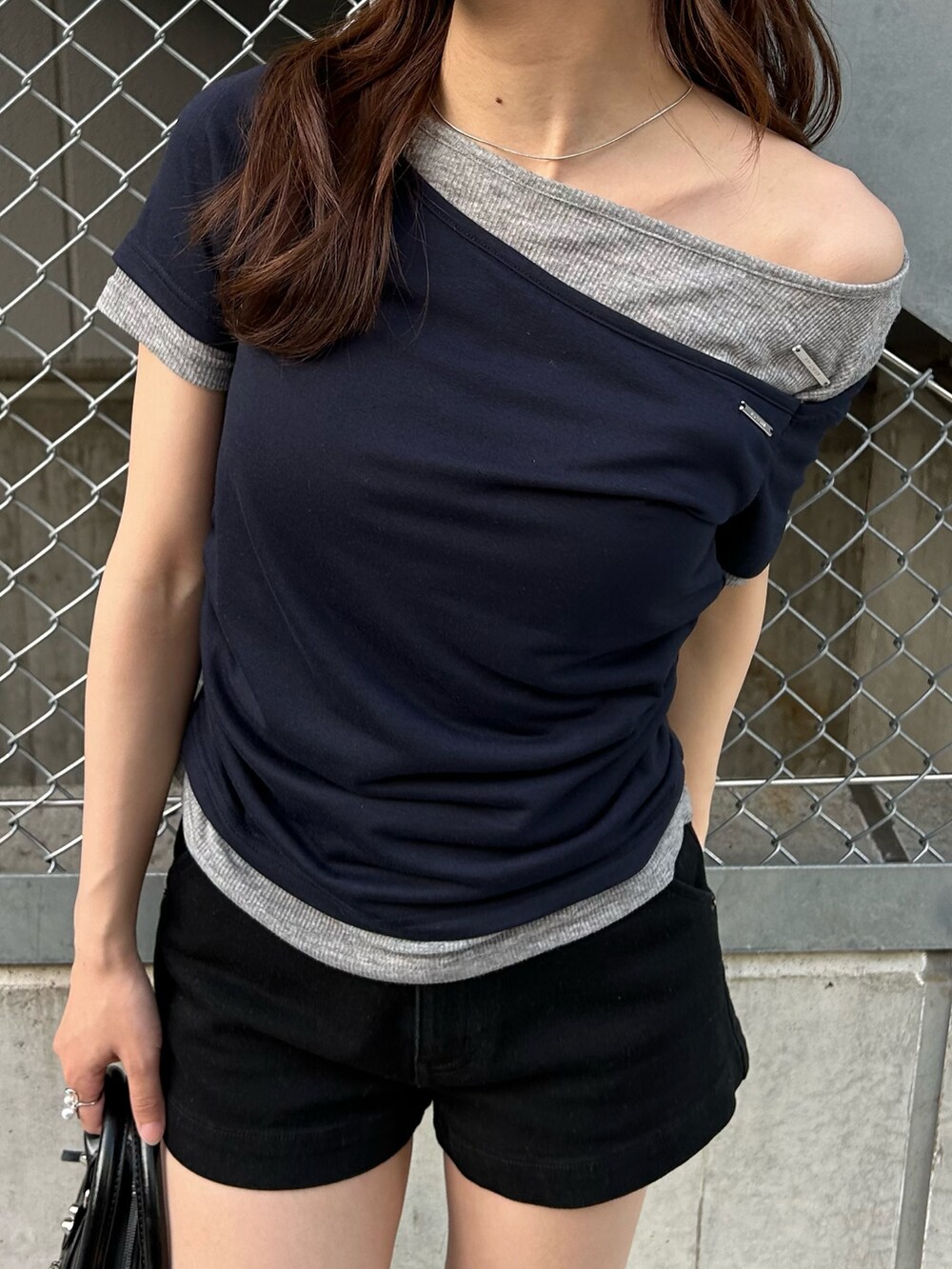 ブラック系のその他パンツ、ブラック系のショルダーバッグ、ブルー系のTシャツ/カットソーを着用したレディースの春コーディネートの2枚目の写真
