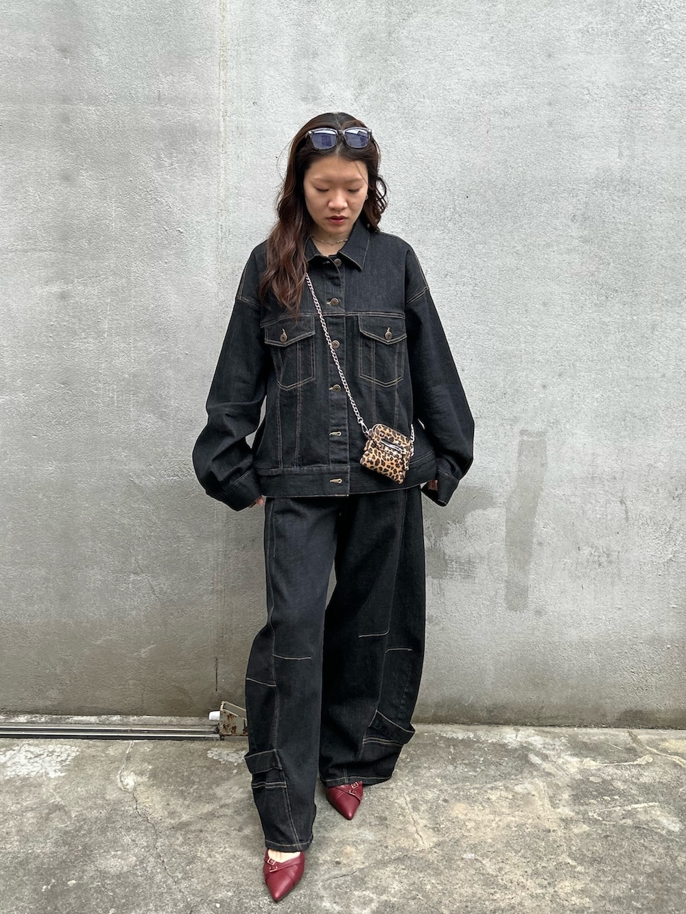 ブラック系のデニムパンツ、ブラック系のデニムジャケットを着用したレディースの春コーディネートの3枚目の写真