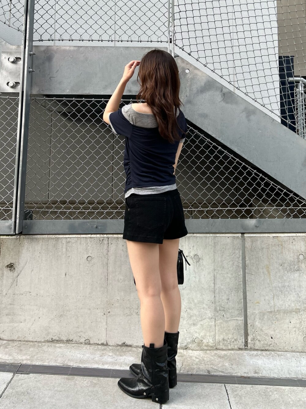 ブラック系のその他パンツ、ブラック系のショルダーバッグ、ブルー系のTシャツ/カットソーを着用したレディースの春コーディネートの3枚目の写真