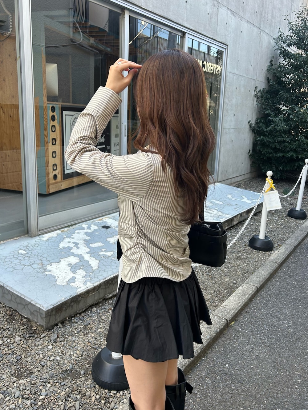 グレー系のテーラードジャケット、ブラック系のブーツを着用したレディースの冬コーディネートの5枚目の写真