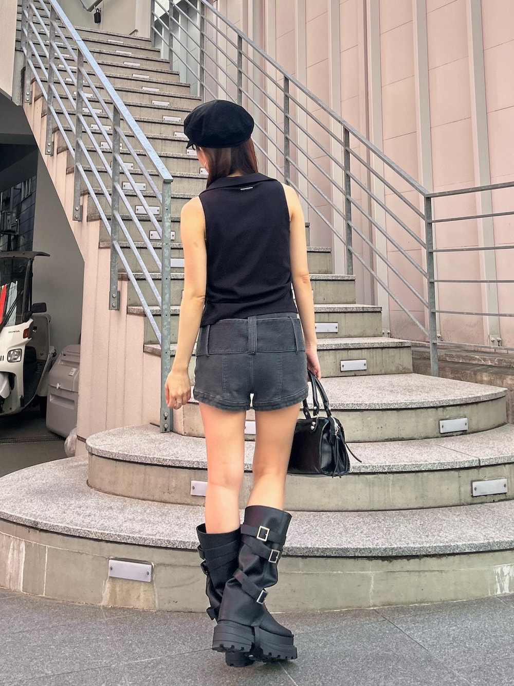 ブラック系のシャツ/ブラウス、ブラック系のその他パンツ、ブラック系のサンダルを着用したレディースの春コーディネートの2枚目の写真