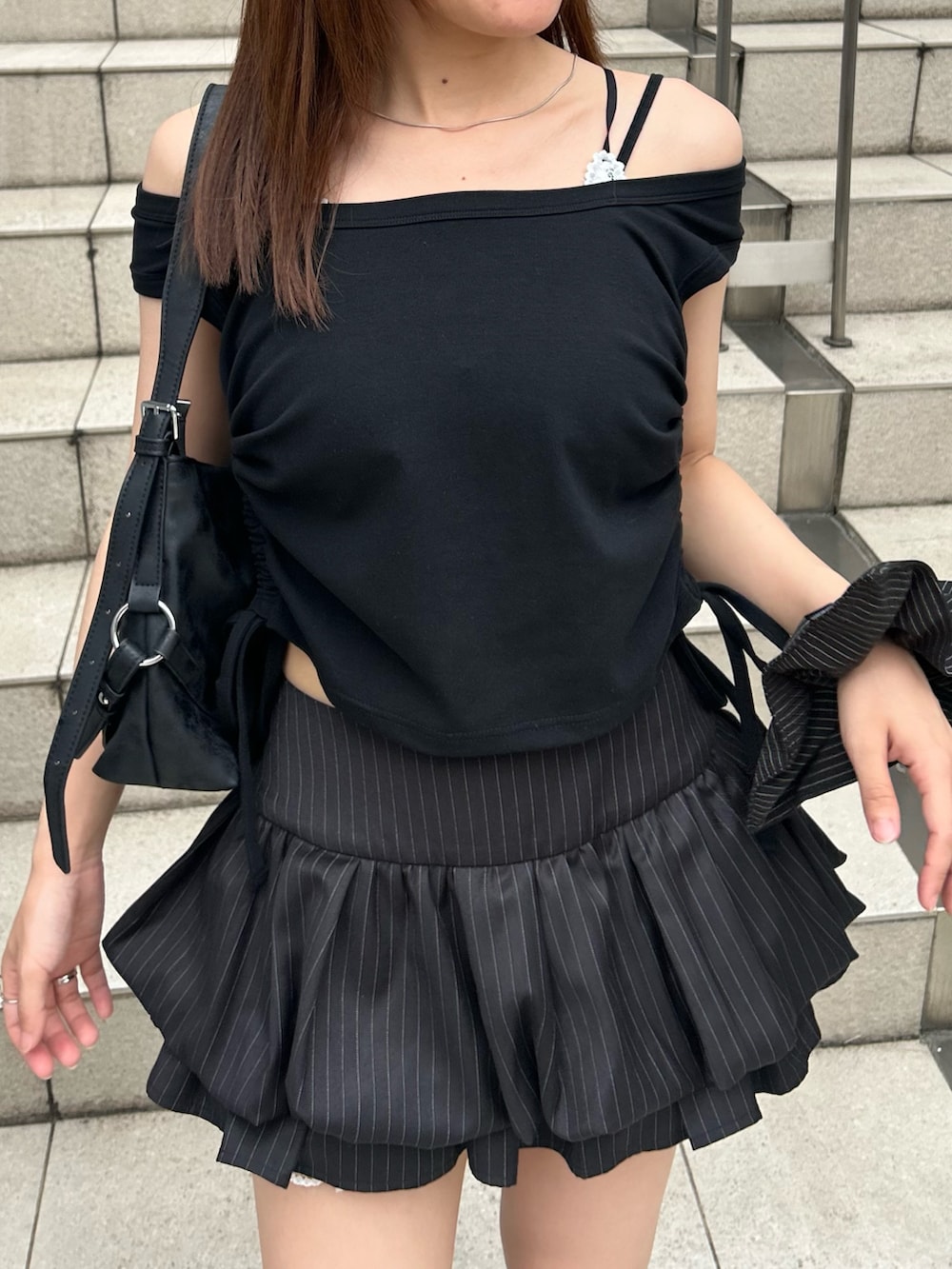 ブラック系のTシャツ/カットソー、ブラック系のスカート、ブラック系のシュシュを着用したレディースの夏コーディネートの4枚目の写真