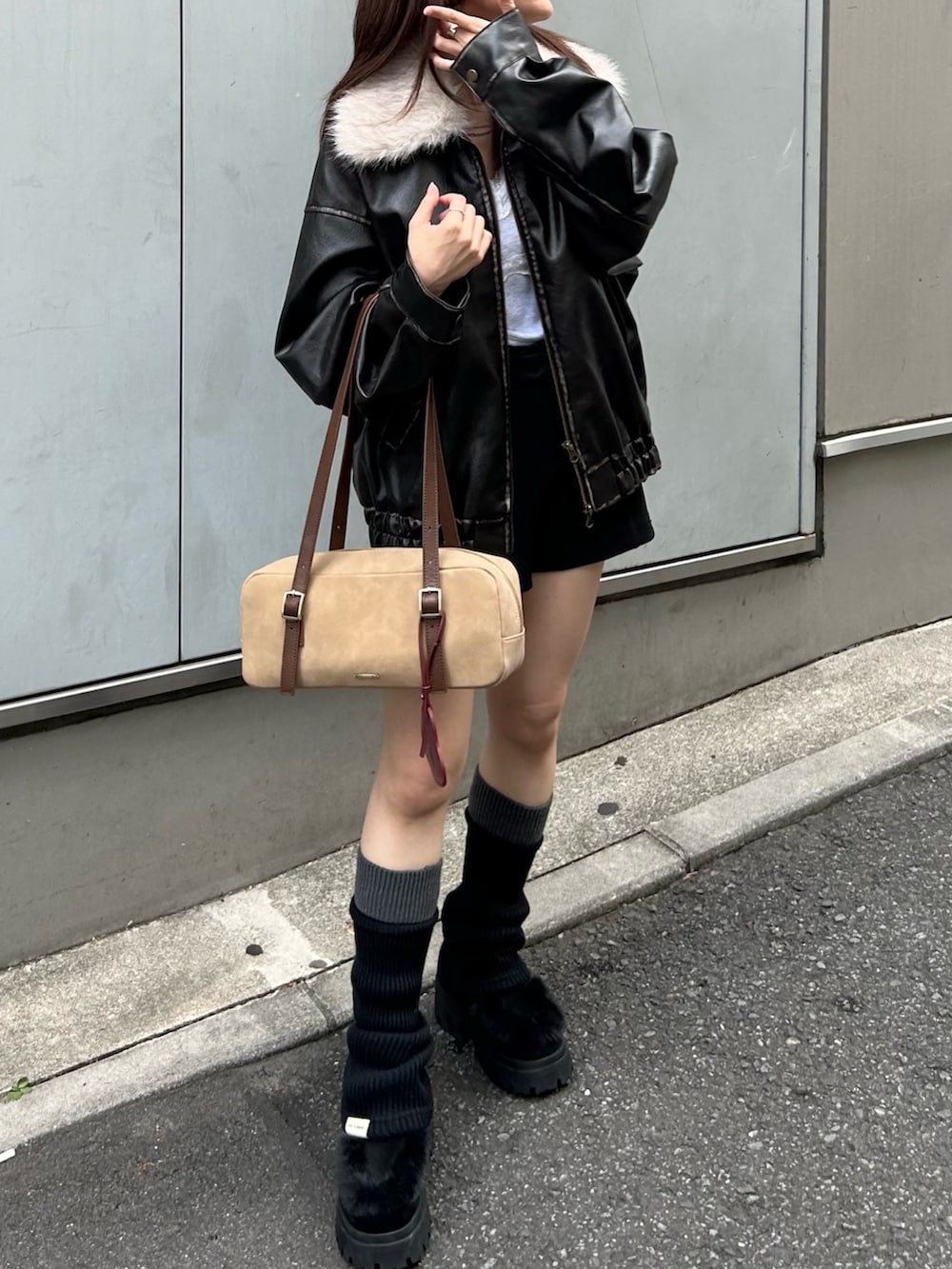 ホワイト系のキャミソール、ブラック系のその他パンツ、ブラック系のその他シューズを着用したレディースの秋コーディネートの2枚目の写真