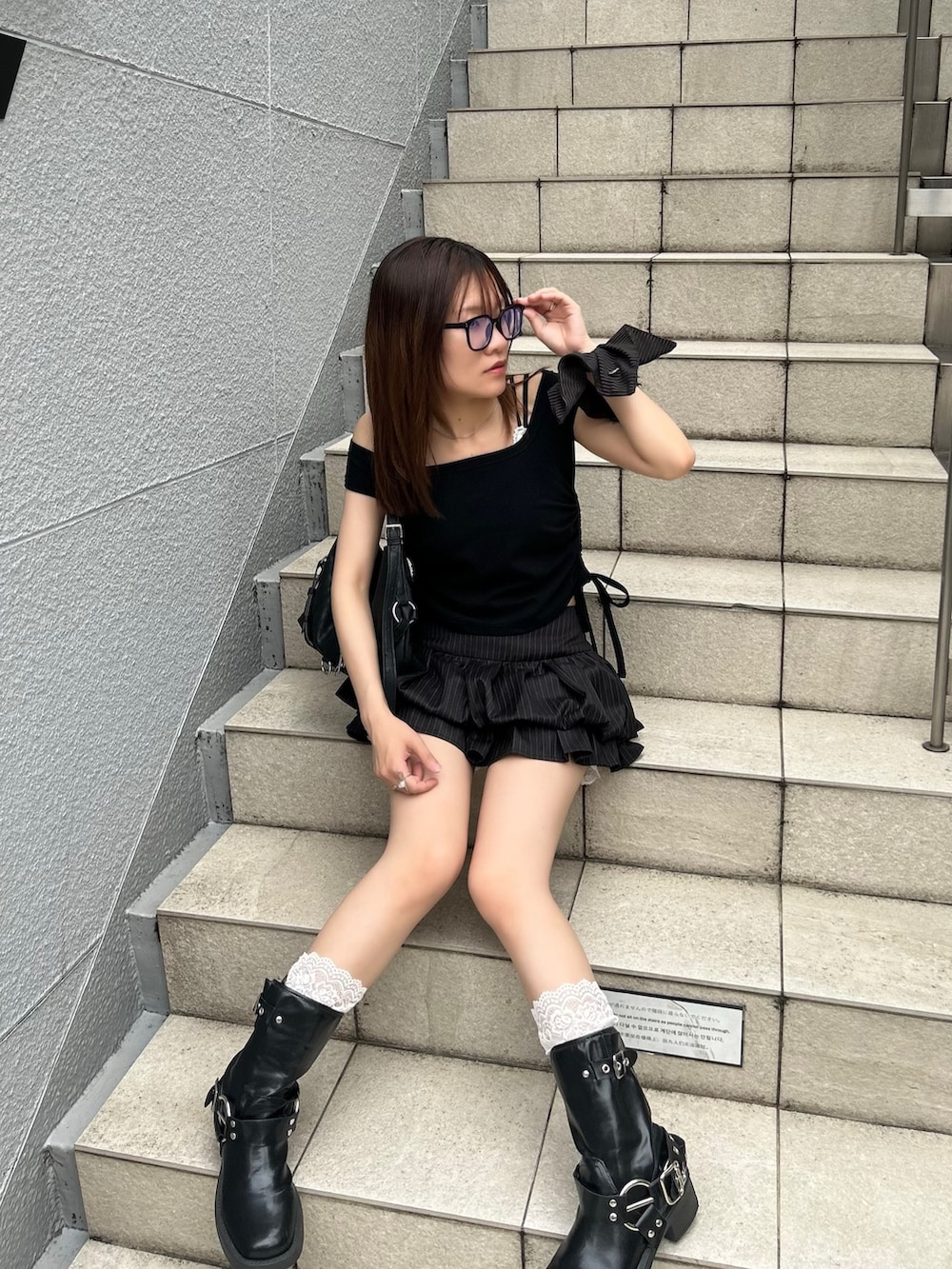ブラック系のTシャツ/カットソー、ブラック系のスカート、ブラック系のシュシュを着用したレディースの夏コーディネートの5枚目の写真
