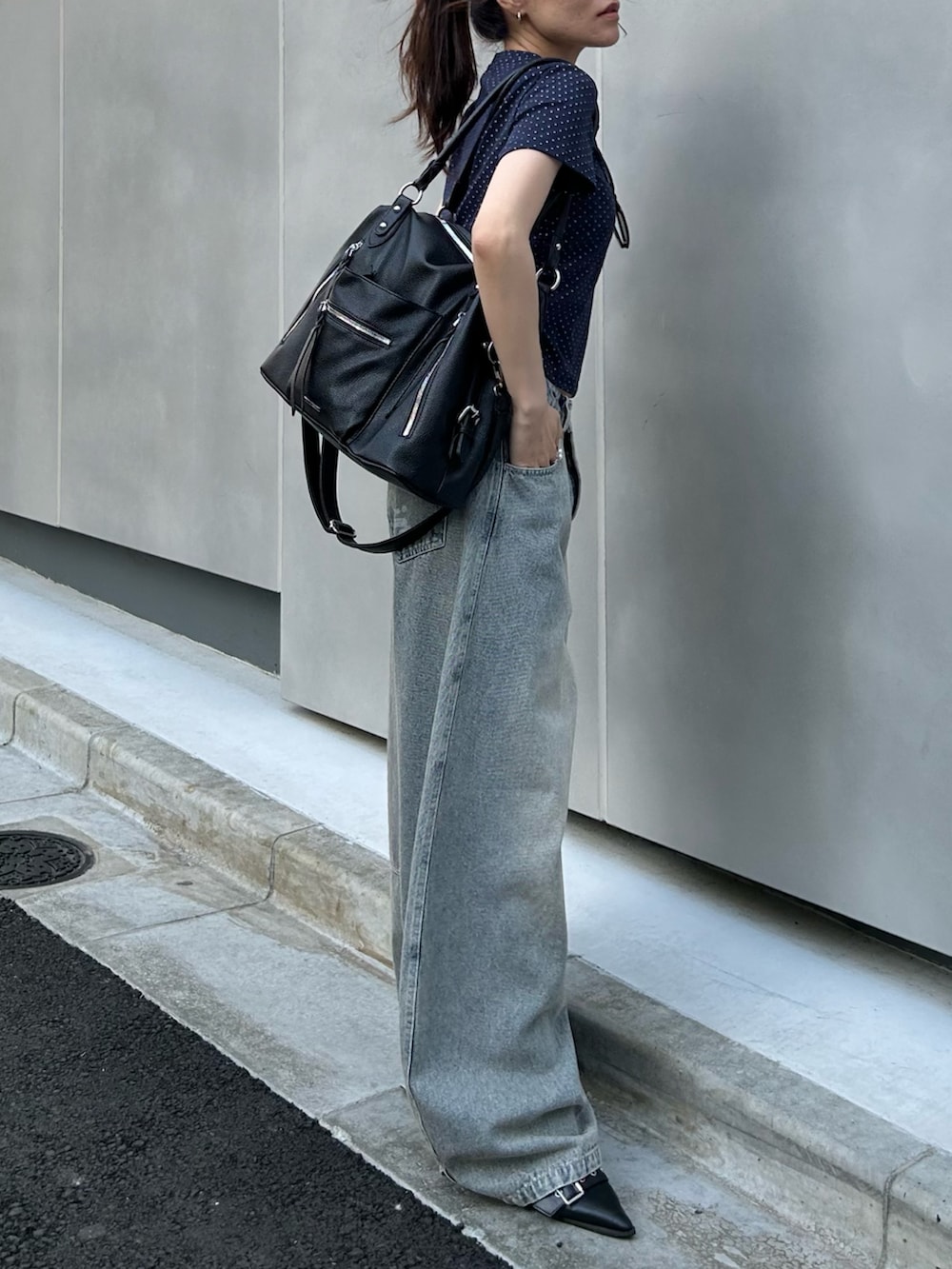 ブルー系のTシャツ/カットソー、ブルー系のデニムパンツを着用したレディースの春コーディネートの6枚目の写真