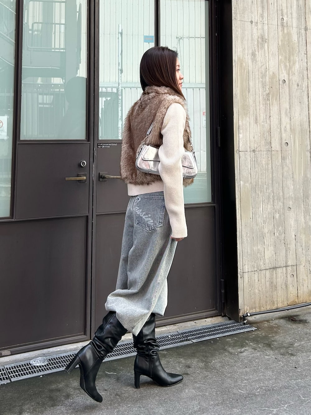 ベージュ系のニット/セーター、シルバー系のショルダーバッグを着用したレディースの秋コーディネートの3枚目の写真