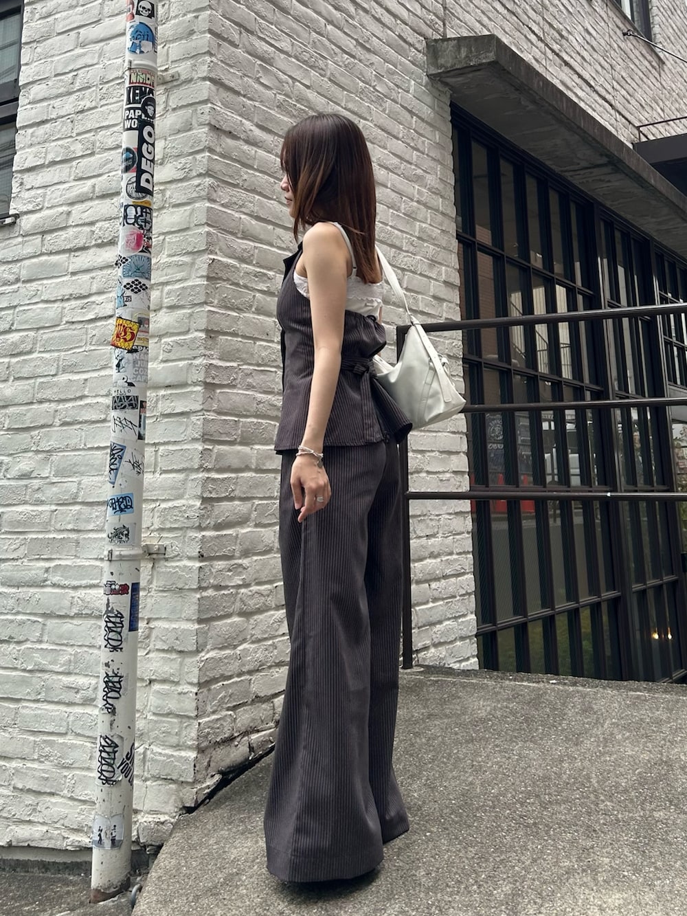 ブラウン系のシャツ/ブラウス、ブラウン系のその他パンツ、シルバー系のブレスレットを着用したレディースの夏コーディネートの2枚目の写真