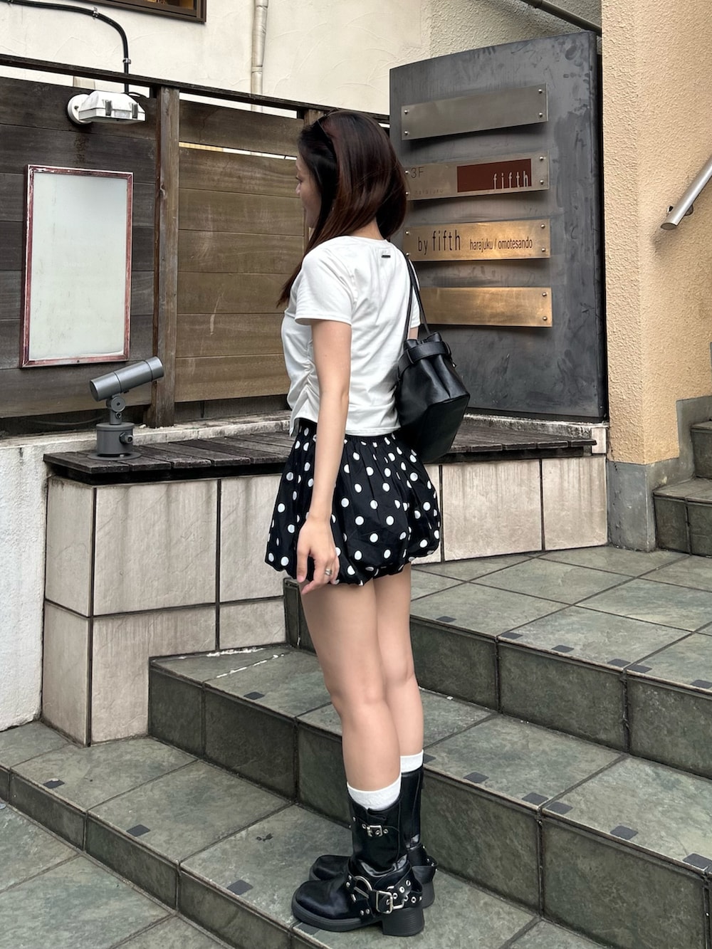 ホワイト系のTシャツ/カットソー、ブラック系のスカートを着用したレディースの夏コーディネートの2枚目の写真