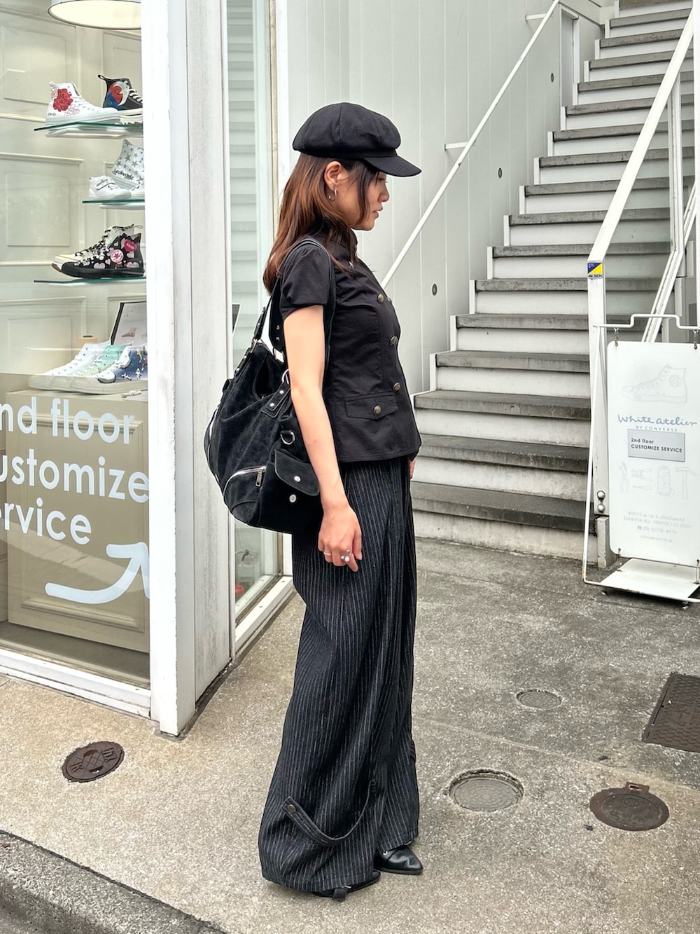 ブラック系のシャツ/ブラウス、ブルー系のデニムパンツ、ブラック系のキャスケットを着用したレディースの秋コーディネートの3枚目の写真