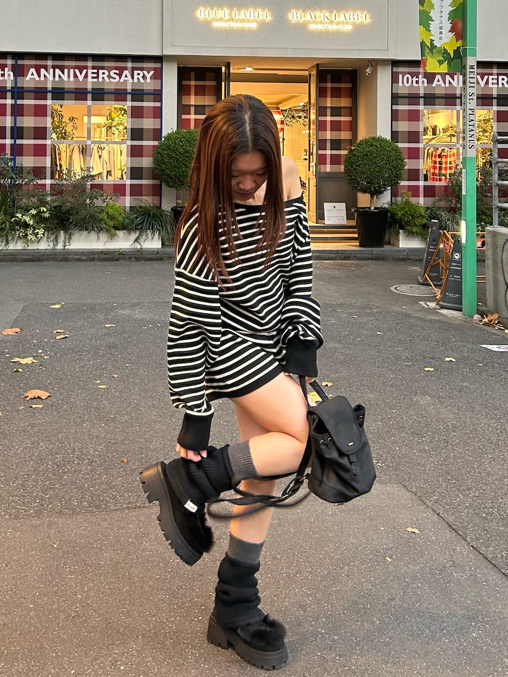 ブラック系のニット/セーター、ブラック系のその他パンツ、ブラック系のバックパック/リュックを着用したレディースの秋コーディネートの5枚目の写真